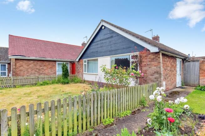 3 bed property, in Queens Walk, £280,000