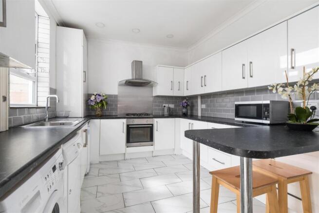 4 bed property, in Holberry Close, £290,000