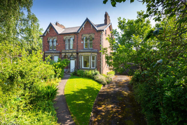 5 bed property, in Garstang Road, £550,000