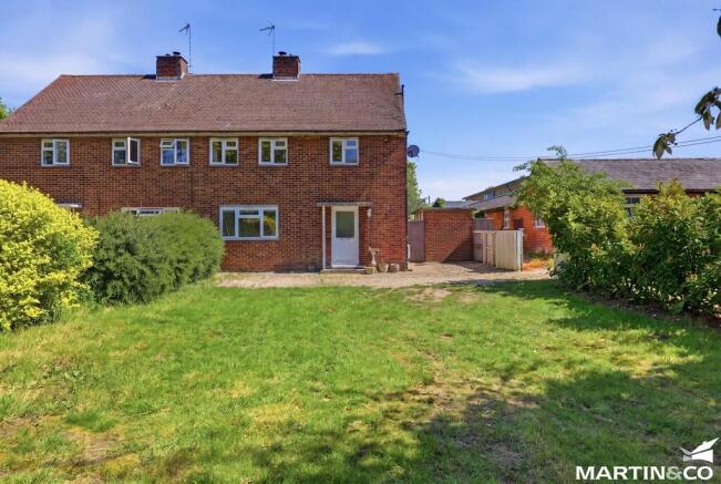 3 bed property, in Lordship Road, £450,000