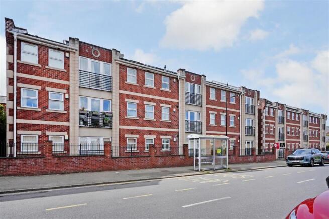 2 bed property, in Apartment 4, £75,000