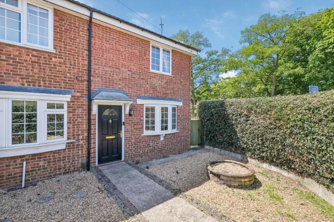 2 bed property, in Ampthill Road, £325,000