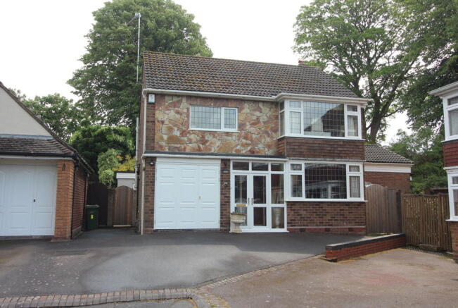 3 bed property, in Pensnett, £375,000