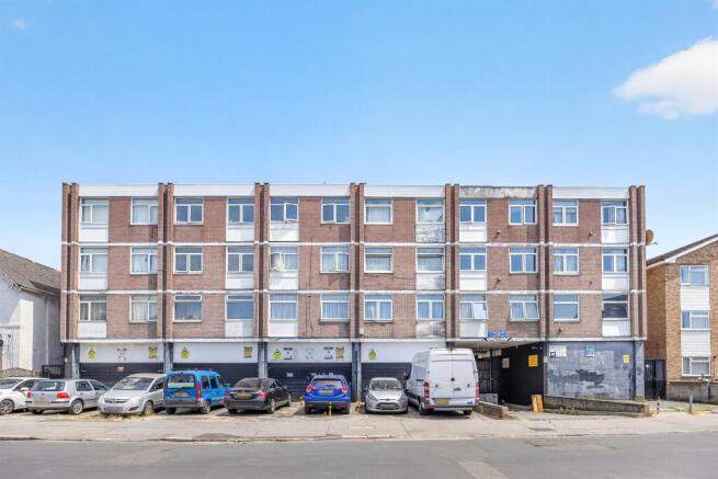 1 bed property, in Bensham Manor Road, £150,000