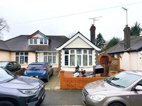 2 bed property, in Overstone Road, £330,000