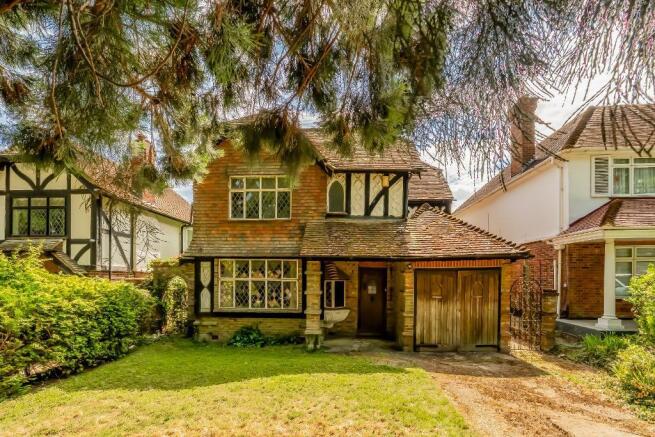 4 bed property, in Canons Drive, £950,000