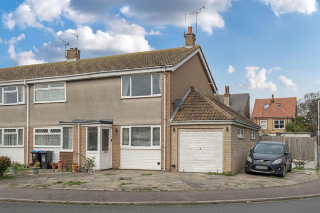 2 bed property, in Cedar Close, £250,000