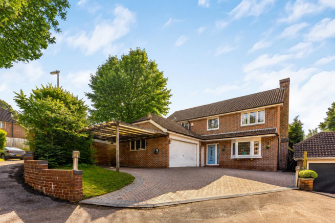 4 bed property, in Deanswood Drive, £625,000