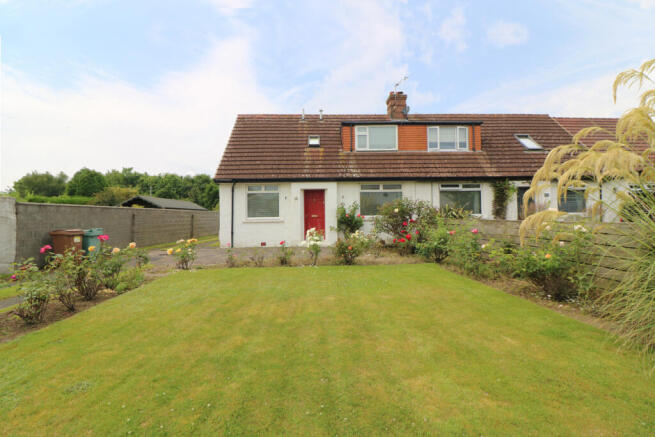2 bed property, in Main Street, £160,000