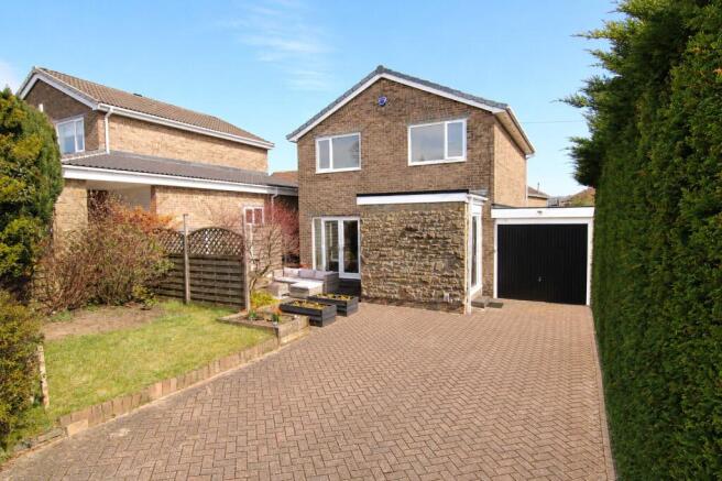 4 bed property, in Woodside Road, £350,000