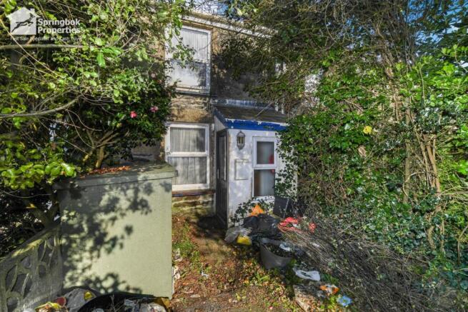 2 bed property, in North Street, £125,000