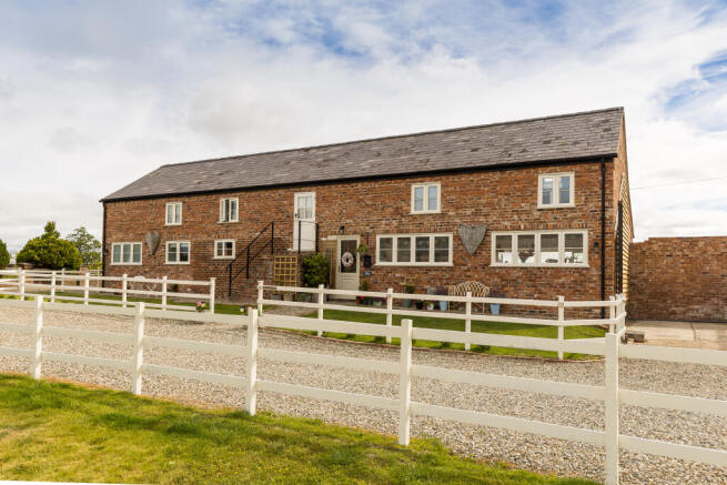 5 bed property, in Lower Farm Road, £875,000