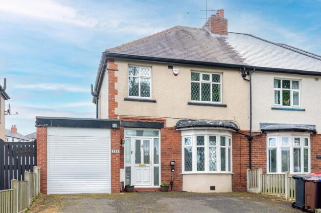 3 bed property, in Meadow Head, £325,000