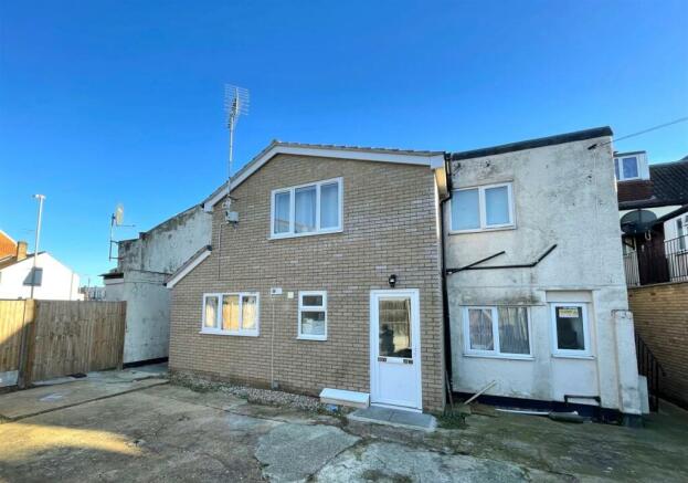 2 bed property, in Old Road, £110,000