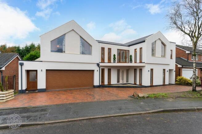 6 bed property, in Brinksway, £850,000