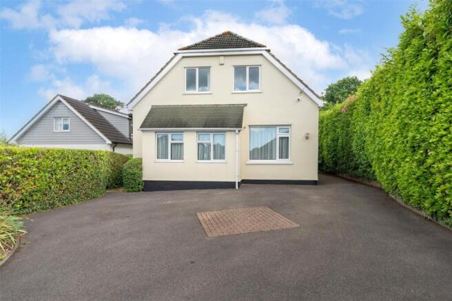 5 bed property, in Blythe Road, £795,000