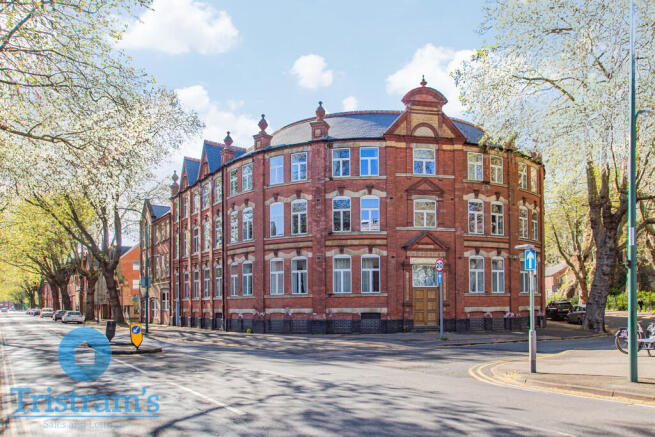 2 bed property, in Castle Point, £280,000