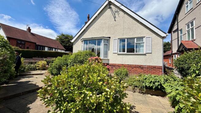 2 bed property, in High Lane, £315,000