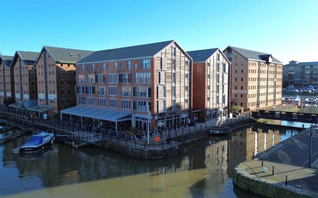 1 bed property, in Merchants Quay, £155,000