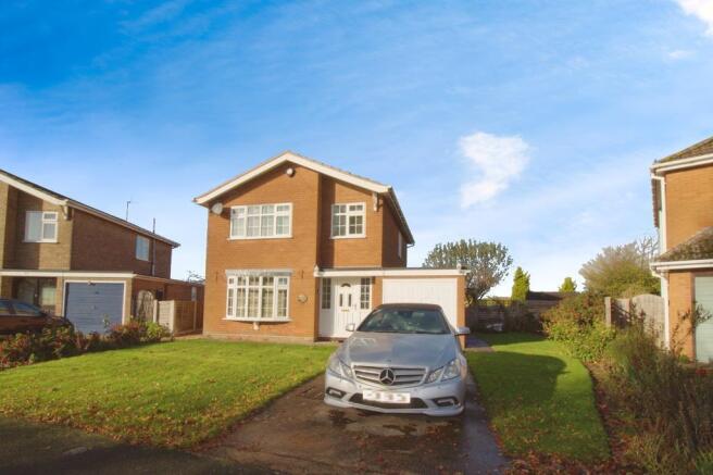3 bed property, in Hatt Close, £280,000