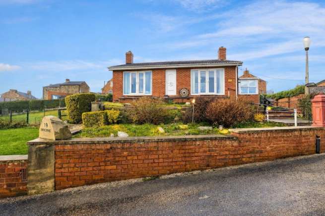 2 bed property, in Old Heybeck Lane, £415,000