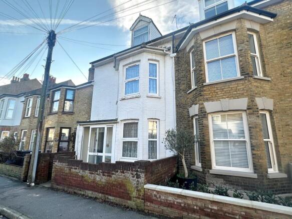 4 bed property, in Blenheim Road, £300,000