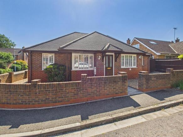 2 bed property, in Woodside Close, £700,000