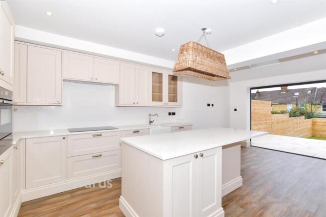 4 bed property, in Curzon Road, £500,000