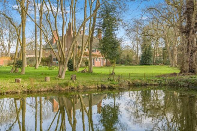 5 bed property, in Beccles Road, £775,000