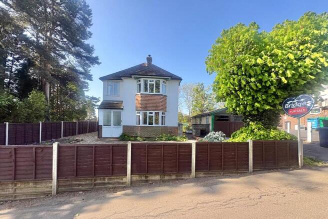 3 bed property, in Burnt Hill Road, £785,000