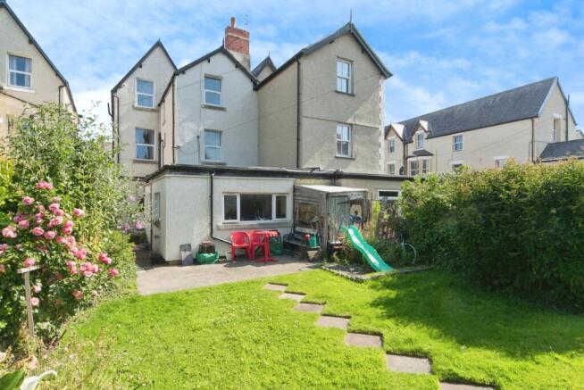6 bed property, in Greenfield Road, £170,000