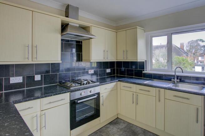 2 bed property, in Chelmsford Avenue, £275,000