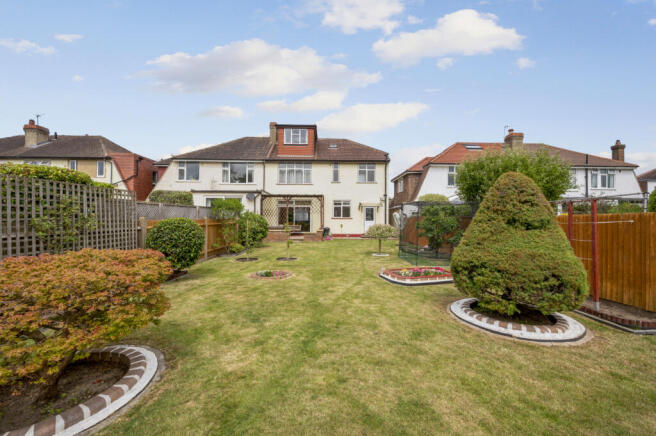 4 bed property, in The Byeways, £975,000