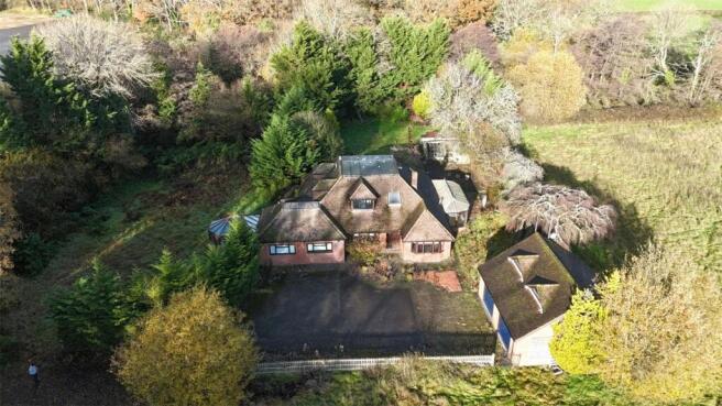 5 bed property, in Ringwood Road, £750,000