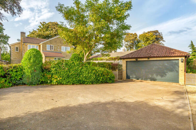 5 bed property, in Wellow Mead, £625,000