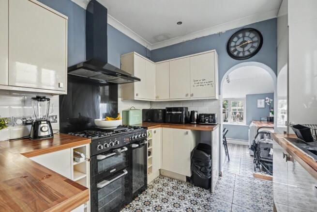 4 bed property, in London Road, £300,000