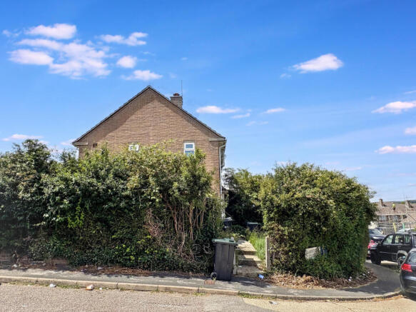 3 bed property, in Bayard Road, £170,000