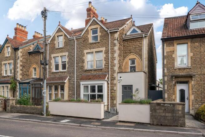 4 bed property, in The Butts, £695,000