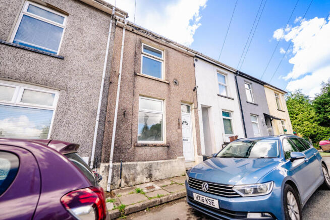 2 bed property, in Albert Road, £99,950