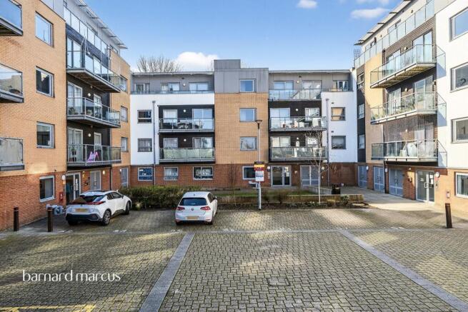 2 bed property, in Talbot Close, £300,000