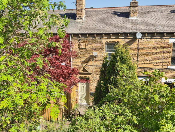 4 bed property, in High Street, £250,000