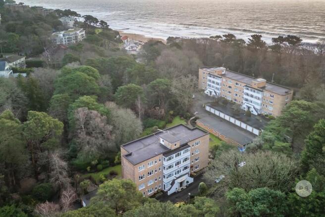 3 bed property, in Pinebeach Court, £400,000