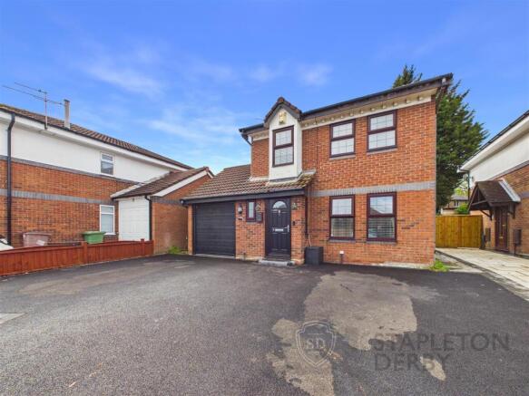 3 bed property, in Melville Close, £300,000