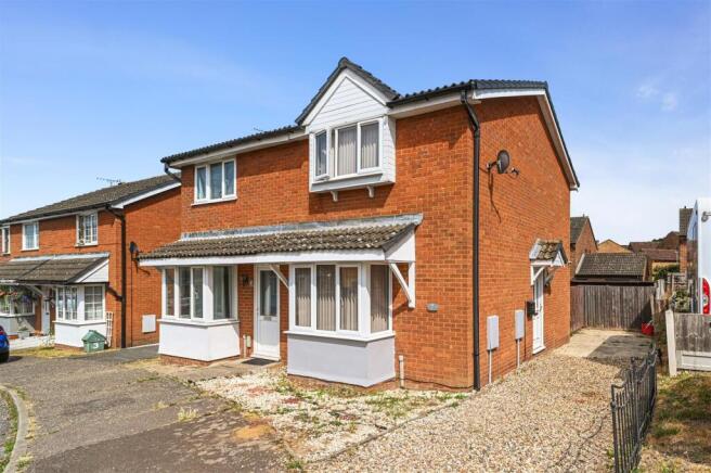 2 bed property, in Lydgate Close, £250,000
