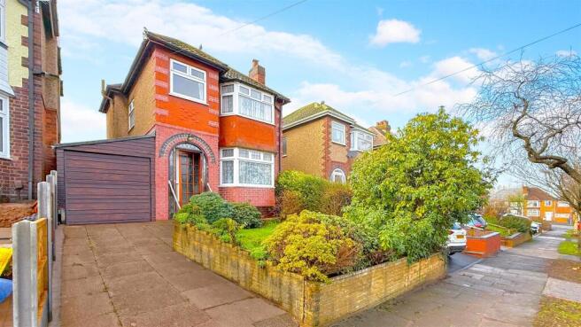 3 bed property, in Midhurst Road, £290,000