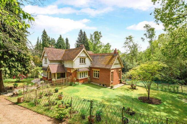 3 bed property, in Woking GU22, £1,500,000
