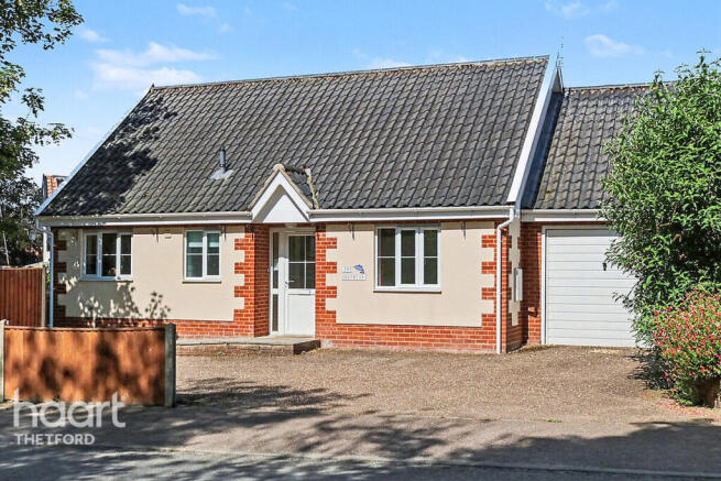 2 bed property, in Winfarthing Road, £240,000