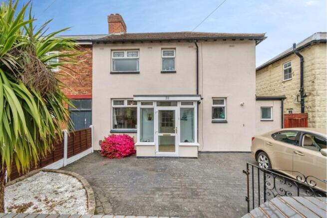 3 bed property, in Hollemeadow Avenue, £200,000