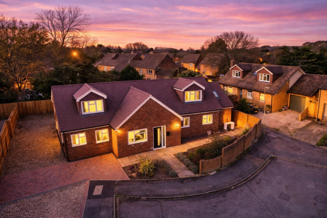 3 bed property, in Woodcote, £675,000
