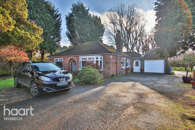 3 bed property, in Broadend Road, £440,000